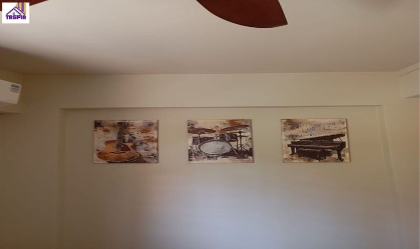Admin/Blog/Details/Hang paintings.jpg